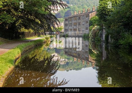 Les tisserands traditionnels en pierre cottages à côté du bassin du canal de Rochdale à Hebden Bridge, Calderdale, West Yorkshire, Royaume-Uni Banque D'Images