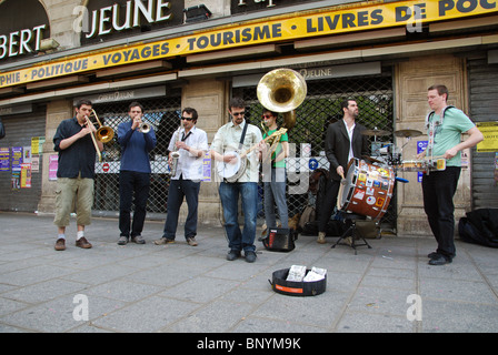 Les amuseurs publics dans Quartier Latin Paris France Banque D'Images