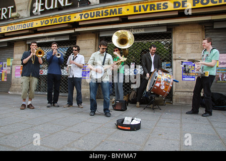 Les amuseurs publics dans Quartier Latin Paris France Banque D'Images