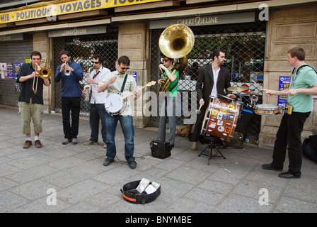 Les amuseurs publics dans Quartier Latin Paris France Banque D'Images