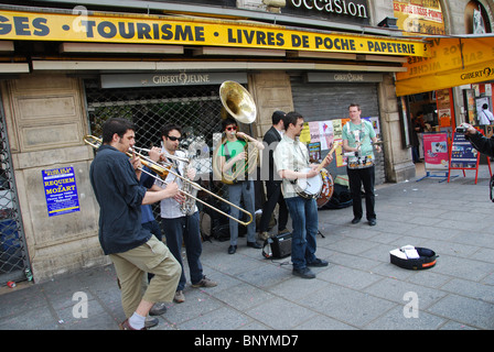 Les amuseurs publics dans Quartier Latin Paris France Banque D'Images