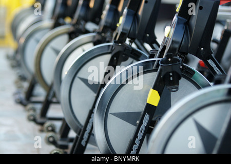 Une classe d'aérobie spinning bicyclettes machines pendant une leçon de remise en forme d'un festival à Rome Italie Banque D'Images