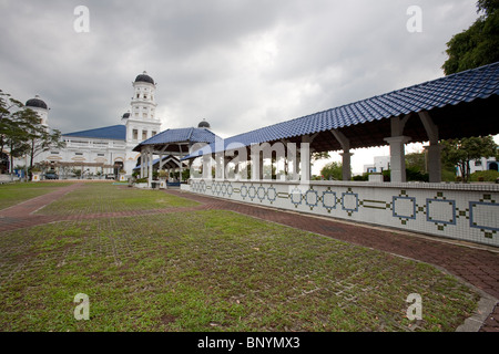 L'accès à l'État de Johor mosquée Masjid Negeri Sultan Abu Bakar. Banque D'Images