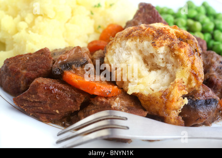 Vue rapprochée d'un dîner de viande, de champignons et de carottes avec des boulettes ragoût Banque D'Images