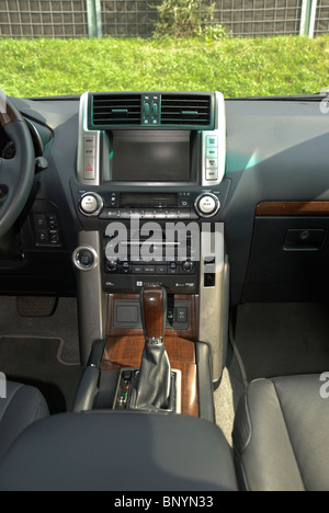 Toyota LandCruiser 3.0 D-4D 4x4 - MA 2002 (2010 FL) - blanc - populaires japonais grand SUV - intérieur, console centrale Banque D'Images