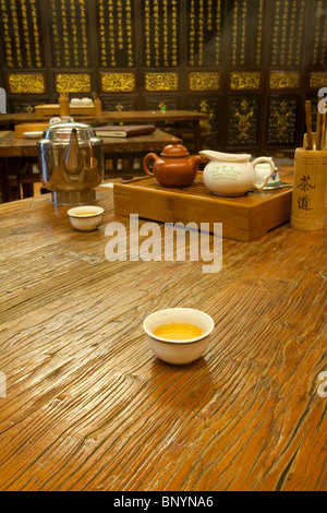 Thé traditionnel servi dans une tasse de thé au Peranakan règlement chinois de Malacca Town, la Malaisie. Banque D'Images