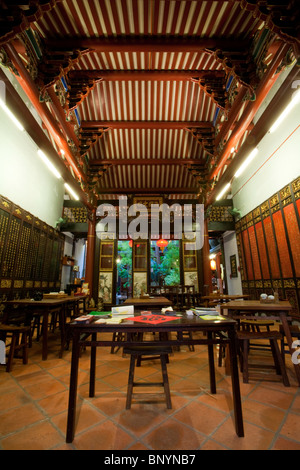 Intérieur de style Peranakan, vu de l'entrée d'un salon de thé traditionnel chinois dans le règlement de la ville de Malacca, Malaisie Banque D'Images