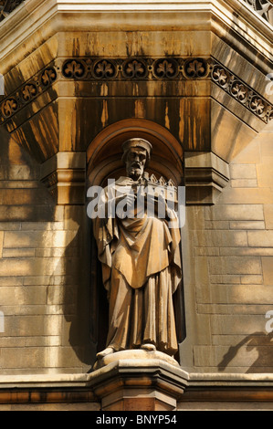 Statue au-dessus de la porte de Tree Court, Gonville et Caius College, Cambridge, England, UK Banque D'Images