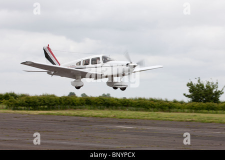 Piper PA-28-236 Cherokee Dakota G-BGXS en approche finale à la terre à l'Aérodrome Wickenby Banque D'Images