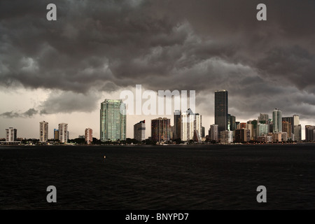 Storm brewing sur le centre-ville de Miami Banque D'Images