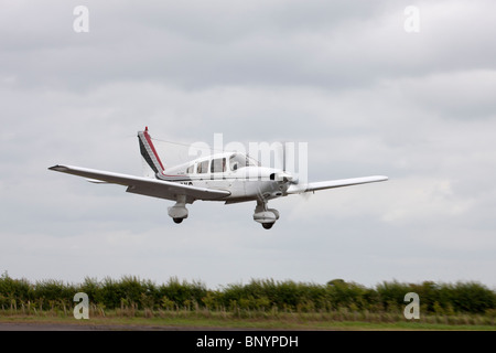 Piper PA-28-236 Cherokee Dakota G-BGXS en approche finale à la terre à l'Aérodrome Wickenby Banque D'Images