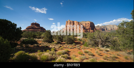 Sedona, Arizona - Bell Rock et Courthouse Butte vue. À partir de la route panoramique, au point de départ parking et point de vue pour le sud Banque D'Images