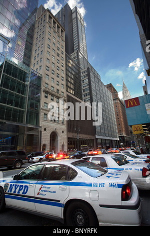 Les voitures de police de New York dans la 42e Rue, New York City, USA Banque D'Images