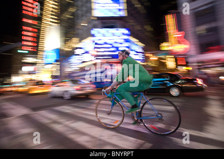 Cycliste sur Times Square la nuit, New York City, USA Banque D'Images