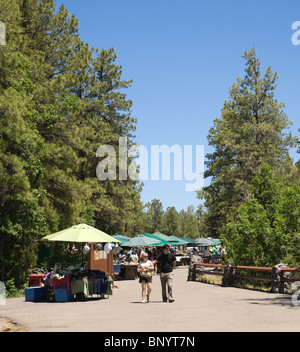 Sedona, Arizona - Oak Creek Vista sur l'autoroute 89A de Flagstaff à Sedona. Marché indien Navajo avec bijoux. Banque D'Images