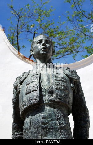 Statue de Matador - Antonio Ordonez en dehors de l'arène, Ronda, Province de Malaga, Andalousie, Espagne, Europe de l'Ouest. Banque D'Images