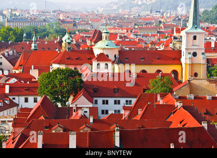 L'ensemble du panorama quartier de Mala Strana toits de tuile rouge baroque Prague République tchèque l'Europe de l'Est Banque D'Images