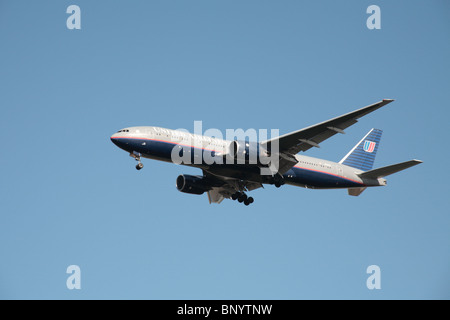 United Airlines Boeing 777-222/ER en approche finale pour l'aéroport de Heathrow Banque D'Images