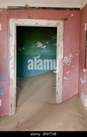 L'Afrique, la Namibie, Luderitz. Kolmanskop, ancienne ville minière de diamants abandonnée en 1940. Rempli de sable prix réclamés par le désert. Banque D'Images