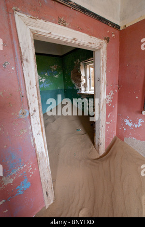 L'Afrique, la Namibie, Luderitz. Kolmanskop, ancienne ville minière de diamants abandonnée en 1940. Rempli de sable prix réclamés par le désert. Banque D'Images