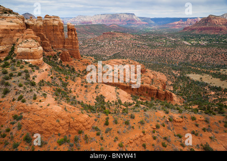 Sedona, Arizona - vue aérienne de red rock country de l'vol en hélicoptère. Vue de Cathedral Rock vers uptown. Banque D'Images