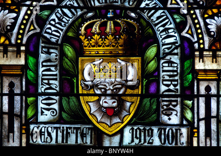 L'Afrique, la Namibie, Luderitz. L'église luthérienne néogothique (Felsenkirche) construit en 1911. Détail du vitrail coloré. Banque D'Images