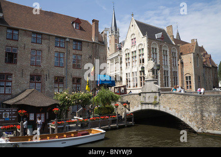 Bruges Belgique Europe UE La statue de St Jean sur le pont de St Jean sur la rivière Dijver Banque D'Images