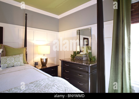 Détail d'une chambre contemporaine avec lit à baldaquin dans la maison américaine Banque D'Images