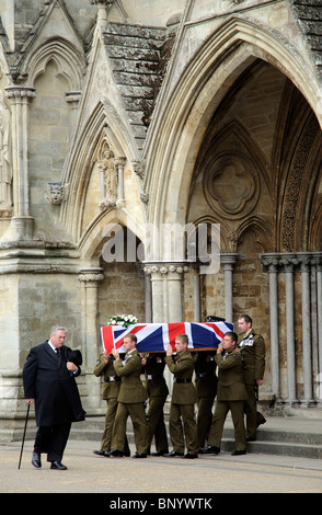 Funérailles militaires cercueil de grands Josh Bowman !er Battalion The Royal Gurkha Rifles tué en Afghanistan en cours Banque D'Images