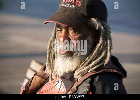 Portrait of African American man sans-abri à la Washington Street Public Boat Landing - Seattle, Washington Banque D'Images
