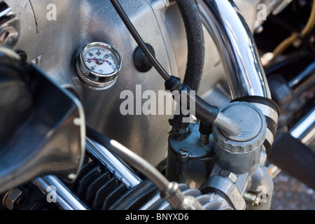 De Motos vintage avec jauge de température d'huile moteur au carter moteur Banque D'Images