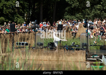 Ballet de Matthew Bourne au Swan Lake au festival Latitude, 2010, Henham Park, Suffolk, Angleterre. Banque D'Images