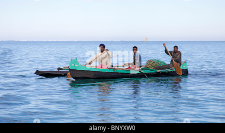 Trois pêcheurs Vezo dans leur pirogue / pirogue, hors de leur village d'Anakao, sud-ouest de Madagascar Banque D'Images