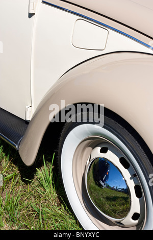 Voiture classique avec des jantes en acier chromé avec capuchons et centre de pneus résurrection Banque D'Images