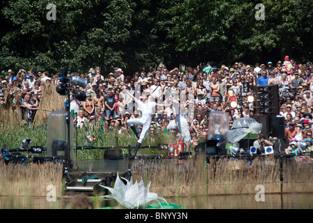 Ballet de Matthew Bourne au Swan Lake au festival Latitude, 2010, Henham Park, Suffolk, Angleterre. Banque D'Images