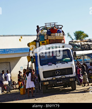 Taxi-brousse au dépôt de Toliara, avec les passagers empilant leurs marchandises sur le toit. Tuléar Tuléar, Atsimo Andrefana fka, au sud-ouest de Madagascar. Banque D'Images