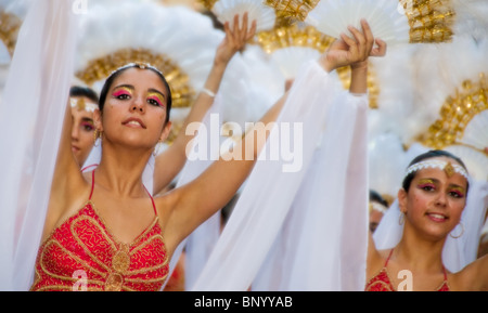 Danseuses espagnoles Maures et Chrétiens Espagne Festival Banque D'Images