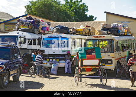 La station de taxi-brousse avec bush des taxis qui attendent à se remplir. Toliara, aka Toliary, Atsimo Andrefana fka, Tuléar, au sud-ouest de Madagascar Banque D'Images