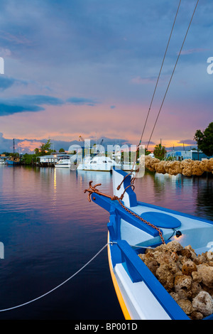 Tarpon Springs, FL - Juillet 2010 - La tempête tropicale Bonnie fournit des cieux au-dessus de bateaux éponge mouillé à Tarpon Springs, Floride Banque D'Images