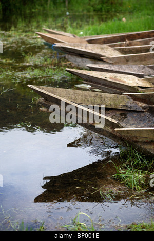 Bateaux amarrés à San Lucas Toliman sur les rives du lac Atitlan au Guatemala Banque D'Images