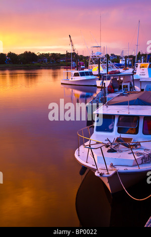 Tarpon Springs, FL - Juillet 2010 - bateau de pêche commerciale et privée au coucher du soleil à Tarpon Springs, Floride Banque D'Images