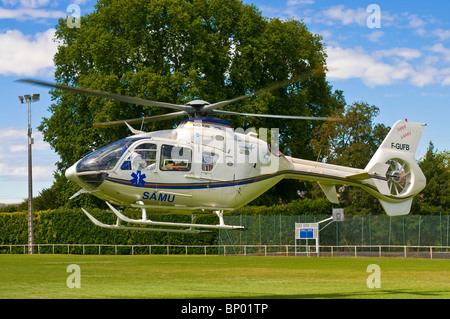 Eurocopter EC135 air ambulance décollant de football - Indre-et-Loire, France. Banque D'Images