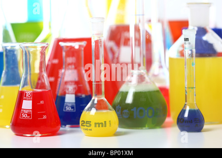 Produits chimiques différents dans des tubes à essai, contenant en verre, dans un laboratoire. Banque D'Images