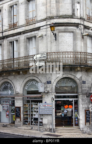 Boutique sur rue principale intersection à Chalais, Charente, France. Banque D'Images