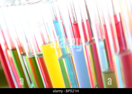 Produits chimiques différents dans des tubes à essai, contenant en verre, dans un laboratoire. Banque D'Images
