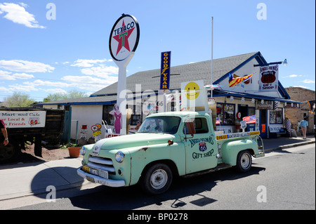 Camion Vert Antique et Vilma Angel Delgadillo Cadeaux Seligman Arizona Route 66 Banque D'Images