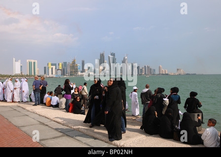 Les hommes et les femmes du Qatar et les membres de la communauté se sont rassemblés sur la Corniche de Doha jour forNational , Décembre 18, 2009. Banque D'Images