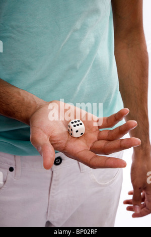 Man holding die - numéro 6 montrant Banque D'Images