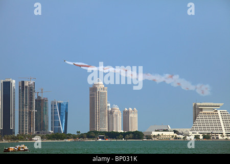 La Force aérienne Qatarie donne une journée nationale d'affichage de vol sur la baie de Doha, Banque D'Images