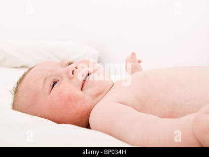 Tiré d'un bébé de quatre mois en position couchée Banque D'Images